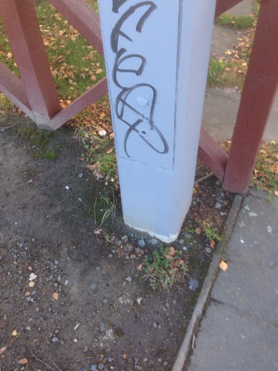 The photograph attached to this graffiti report