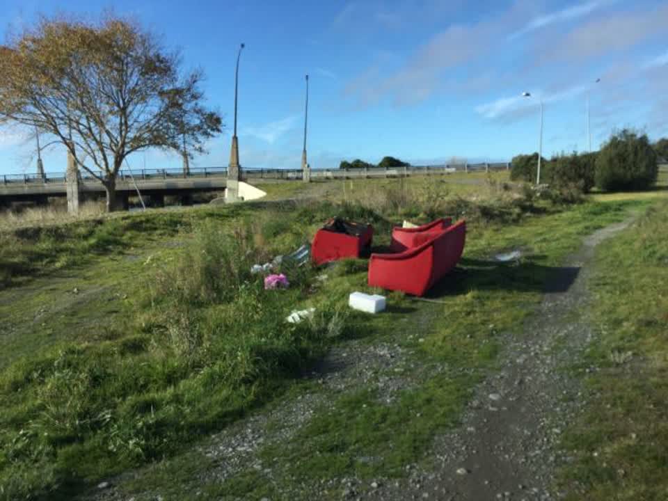 The photograph attached to this rubbish/recycling report