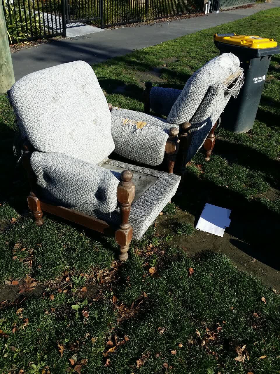 The photograph attached to this rubbish/recycling report