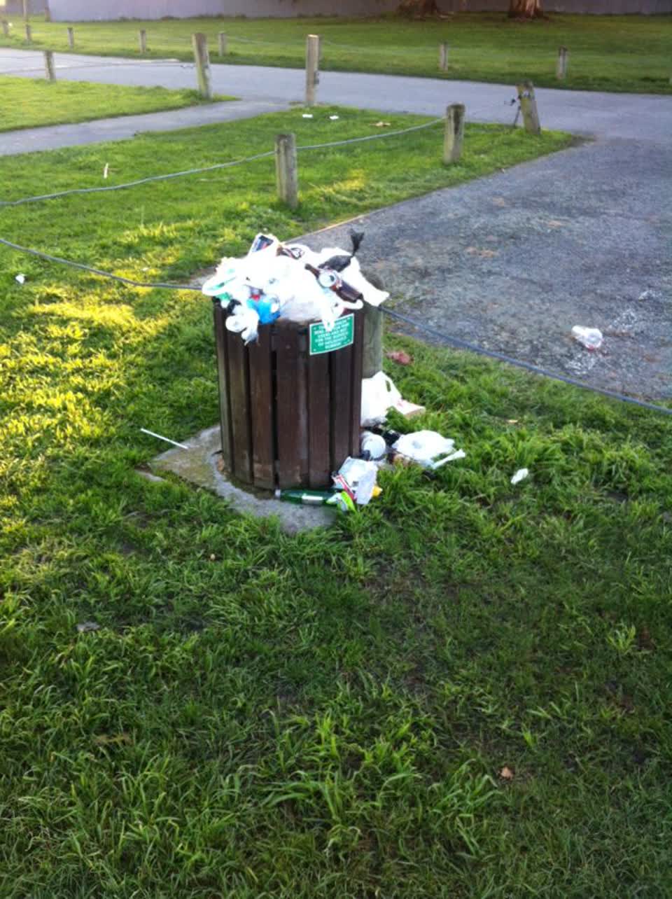 The photograph attached to this rubbish/recycling report
