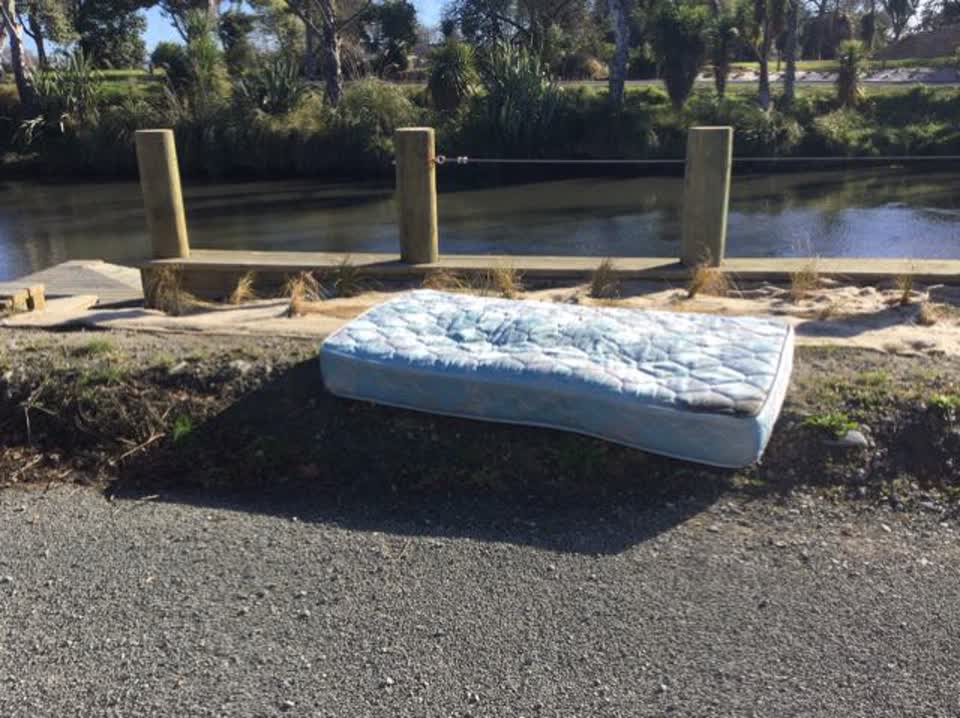 The photograph attached to this rubbish/recycling report