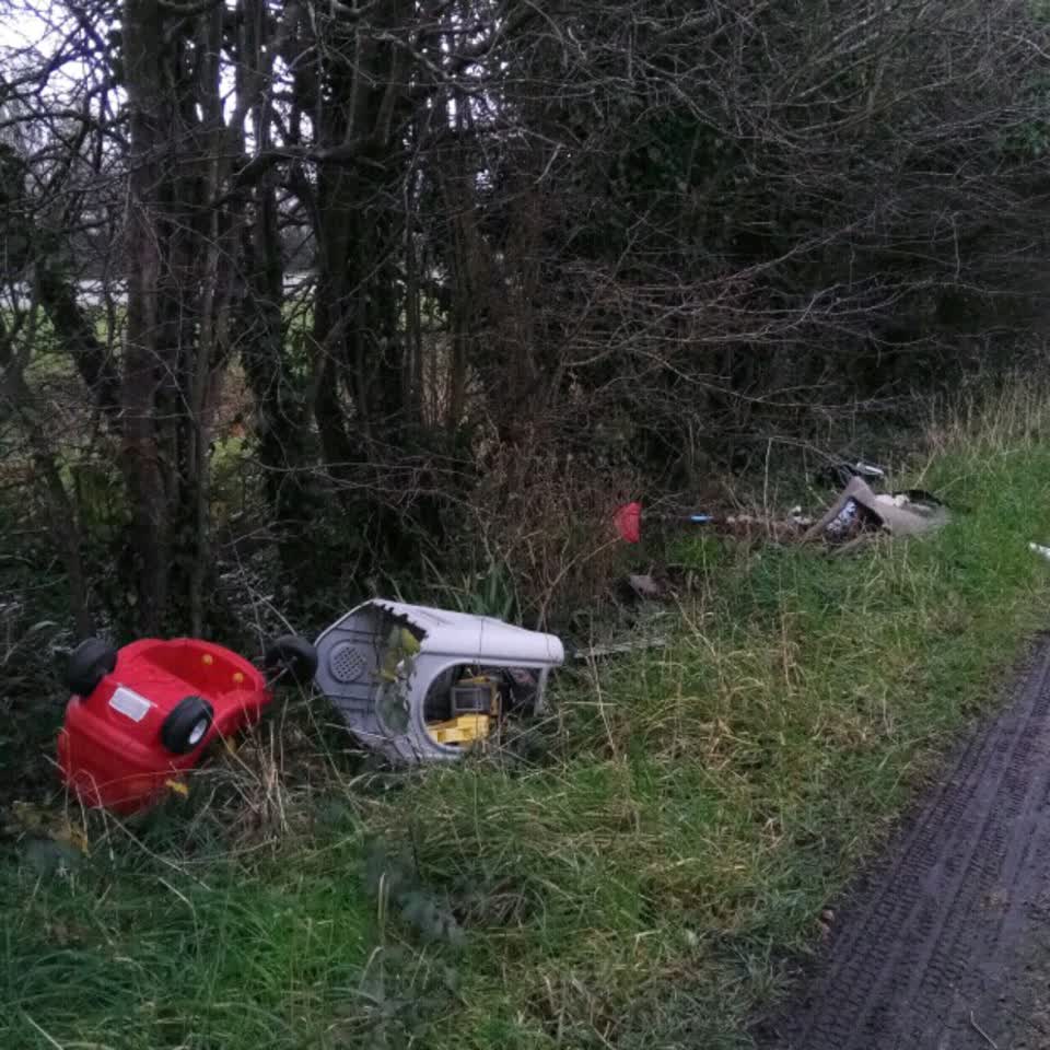 The photograph attached to this rubbish/recycling report