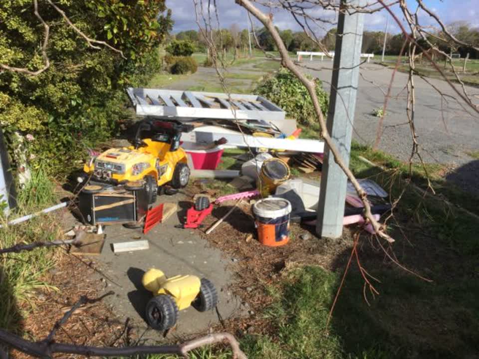 The photograph attached to this rubbish/recycling report