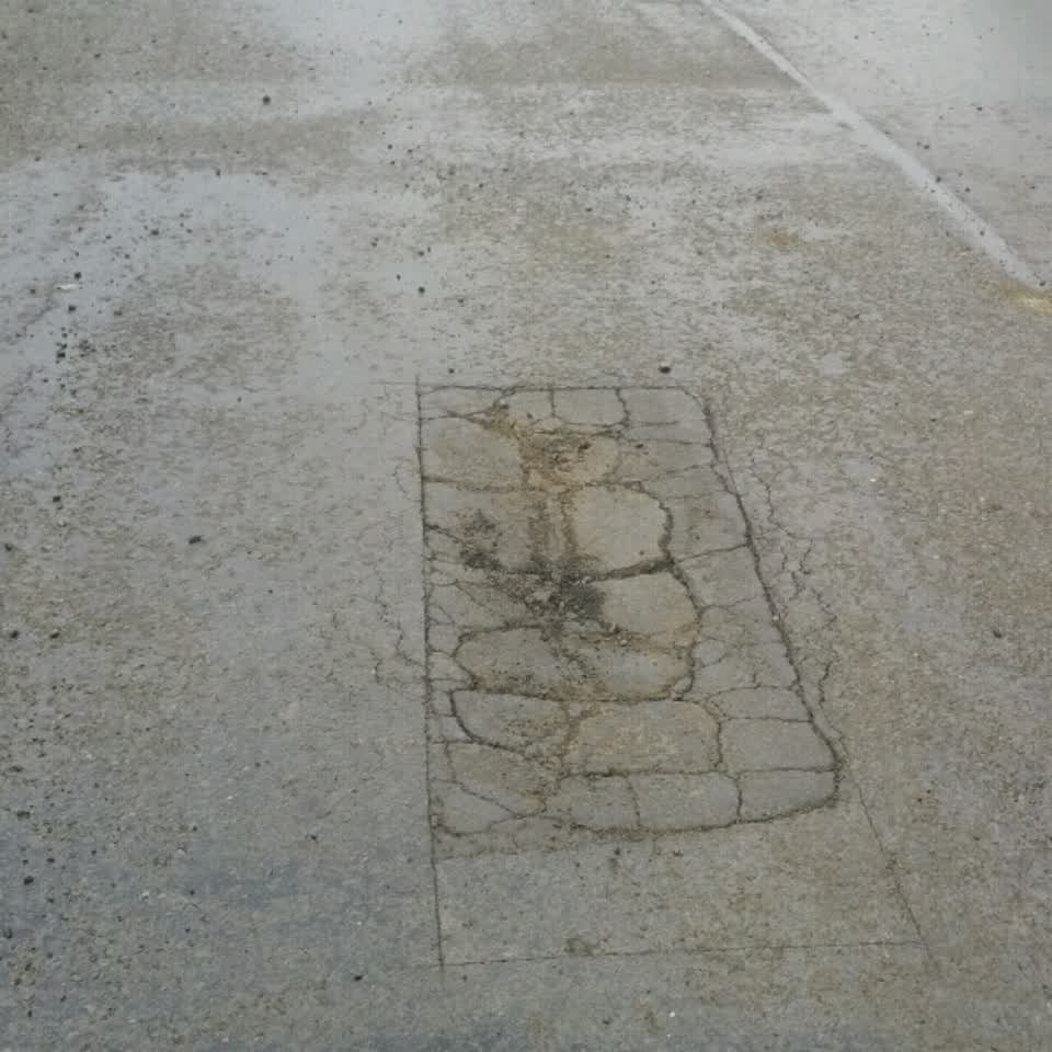The photograph attached to this roading/streets report