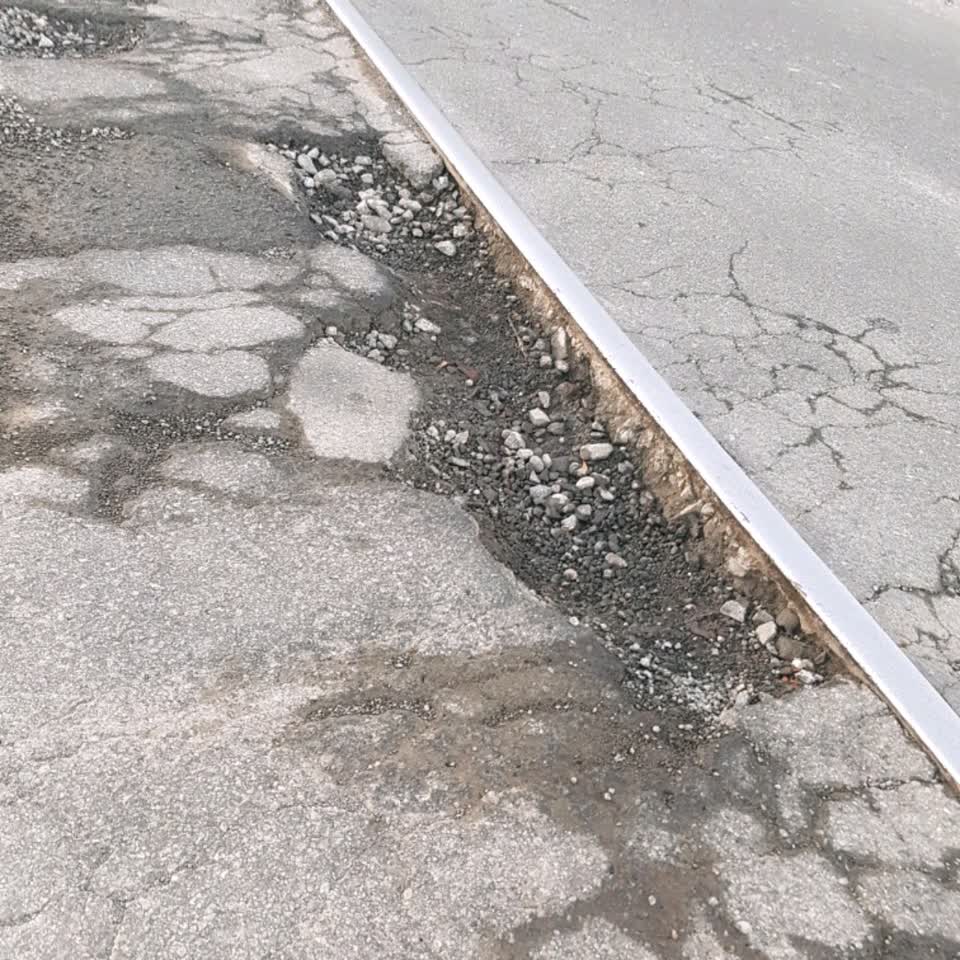 The photograph attached to this roading/streets report