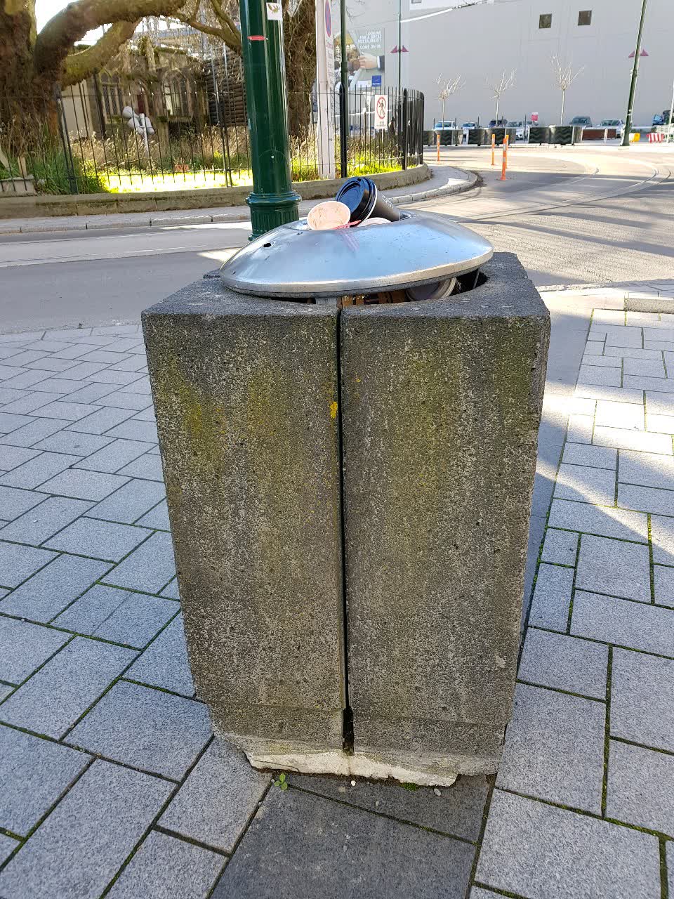 The photograph attached to this rubbish/recycling report