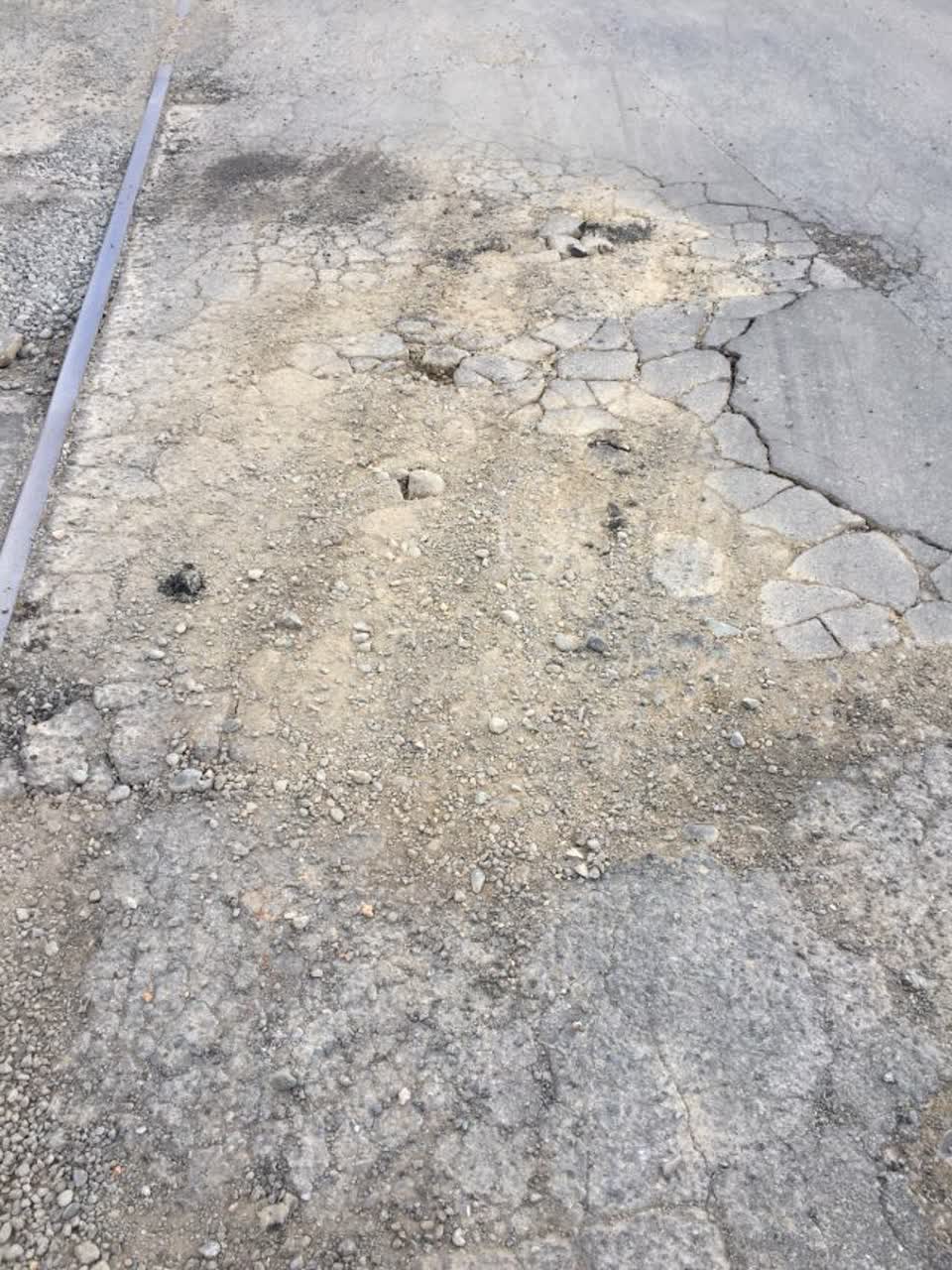 The photograph attached to this roading/streets report