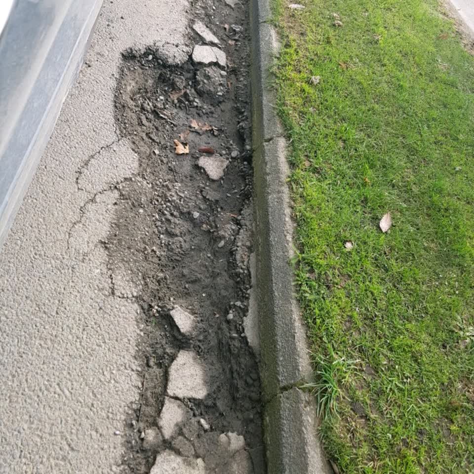 The photograph attached to this roading/streets report