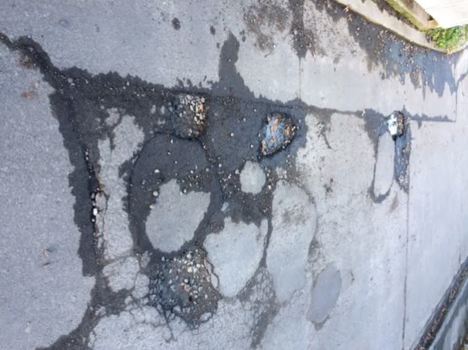 The photograph attached to this roading/streets report