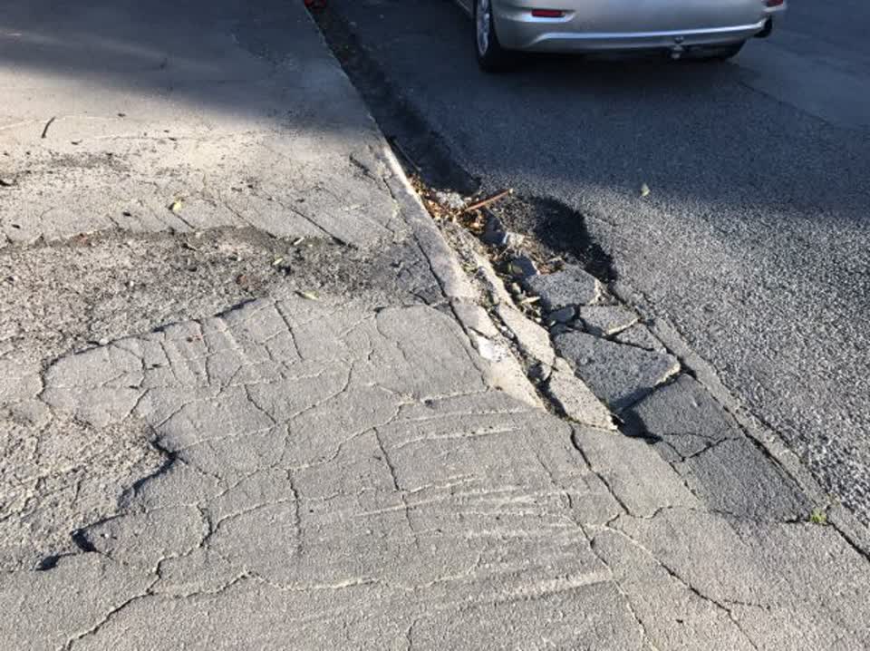 The photograph attached to this roading/streets report