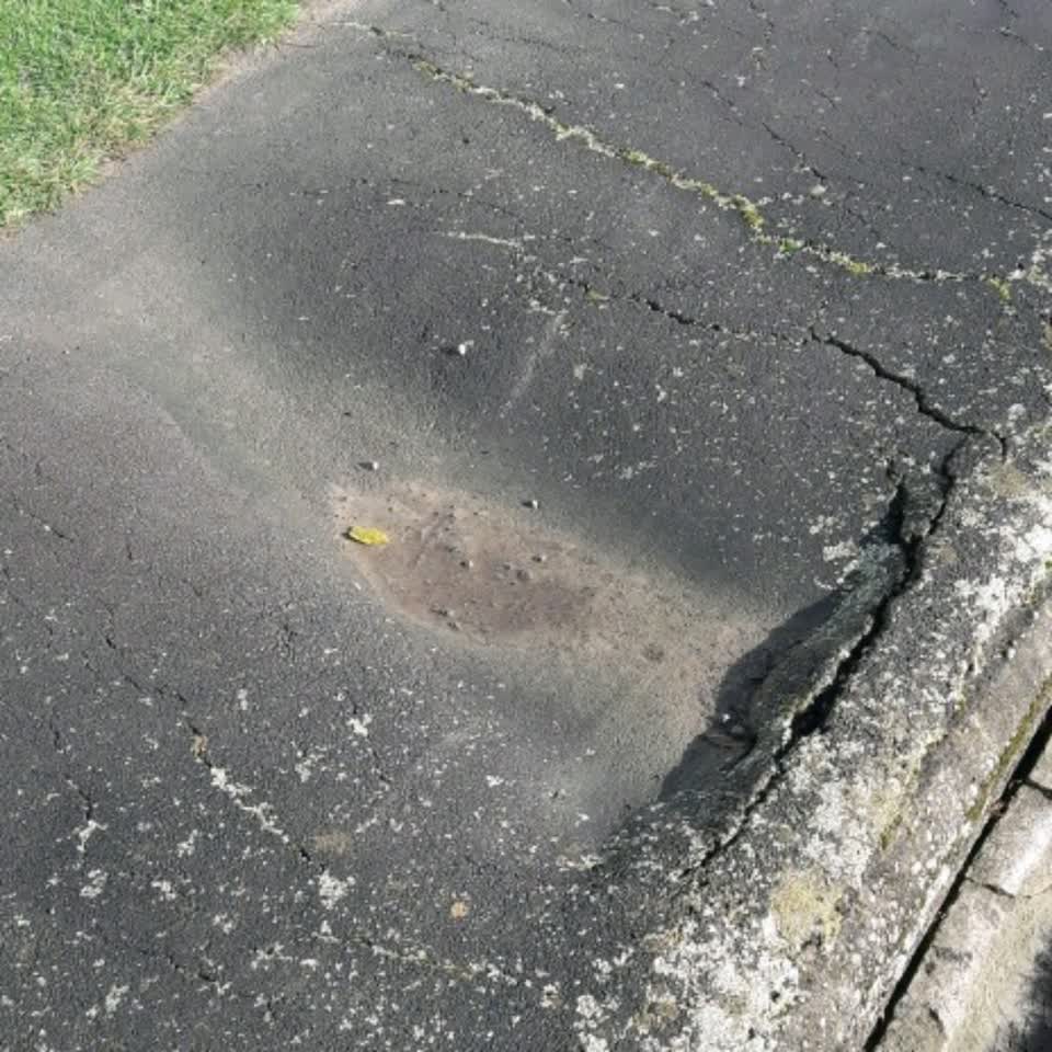 The photograph attached to this roading/streets report