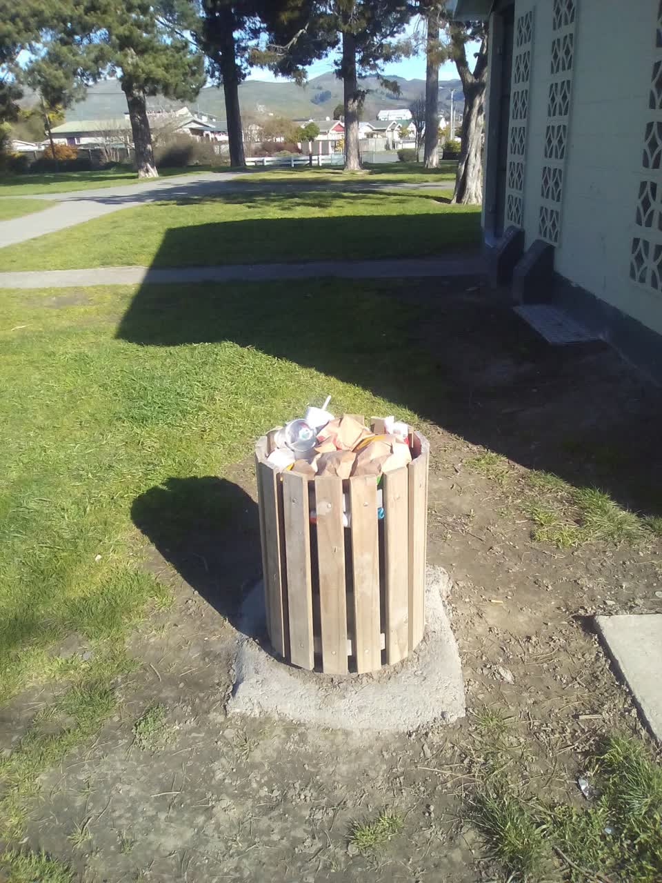 The photograph attached to this rubbish/recycling report