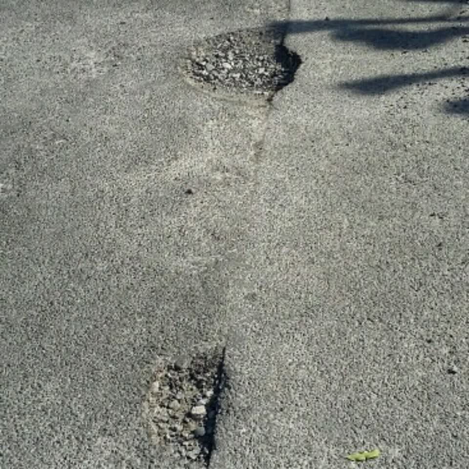 The photograph attached to this roading/streets report