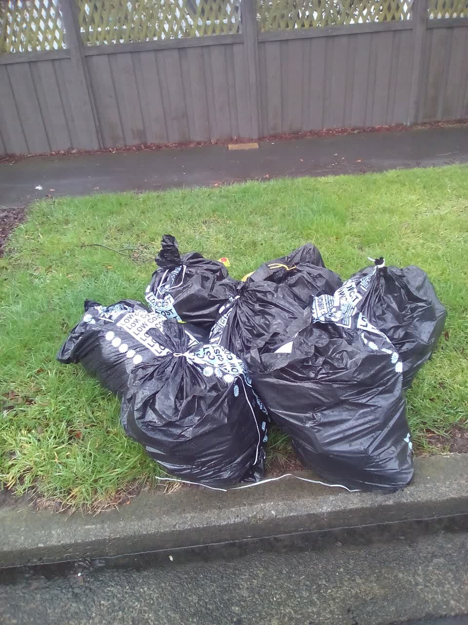 The photograph attached to this rubbish/recycling report