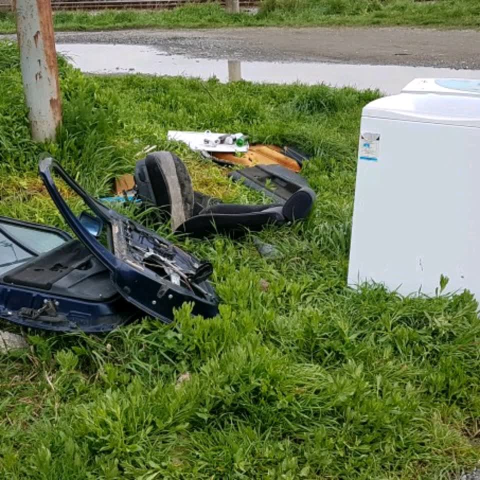 The photograph attached to this rubbish/recycling report