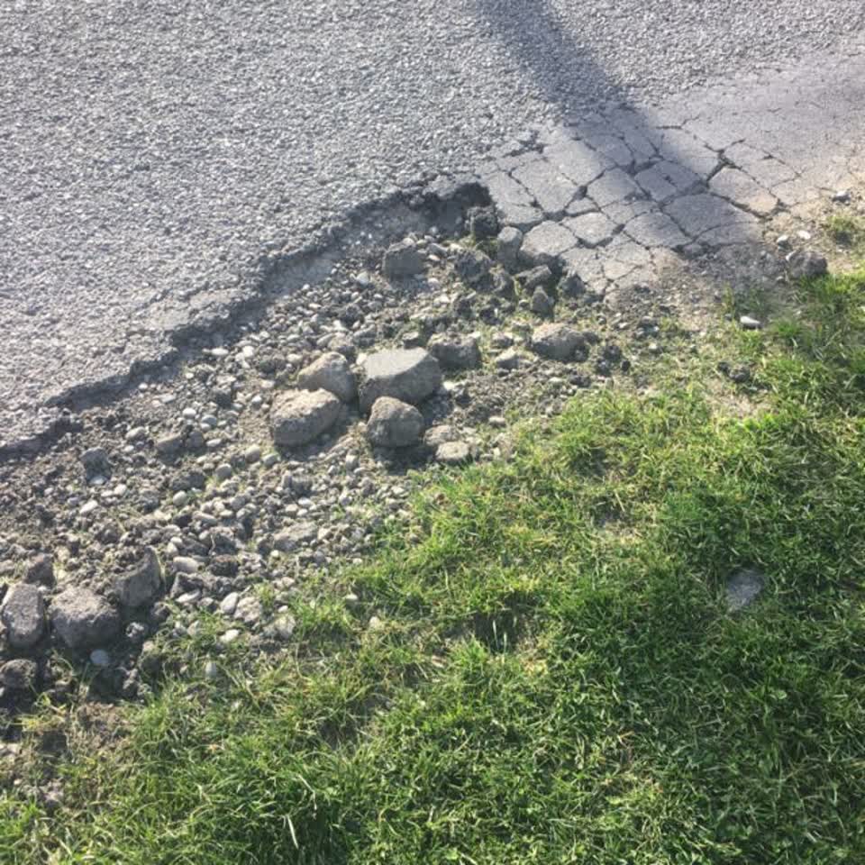 The photograph attached to this roading/streets report
