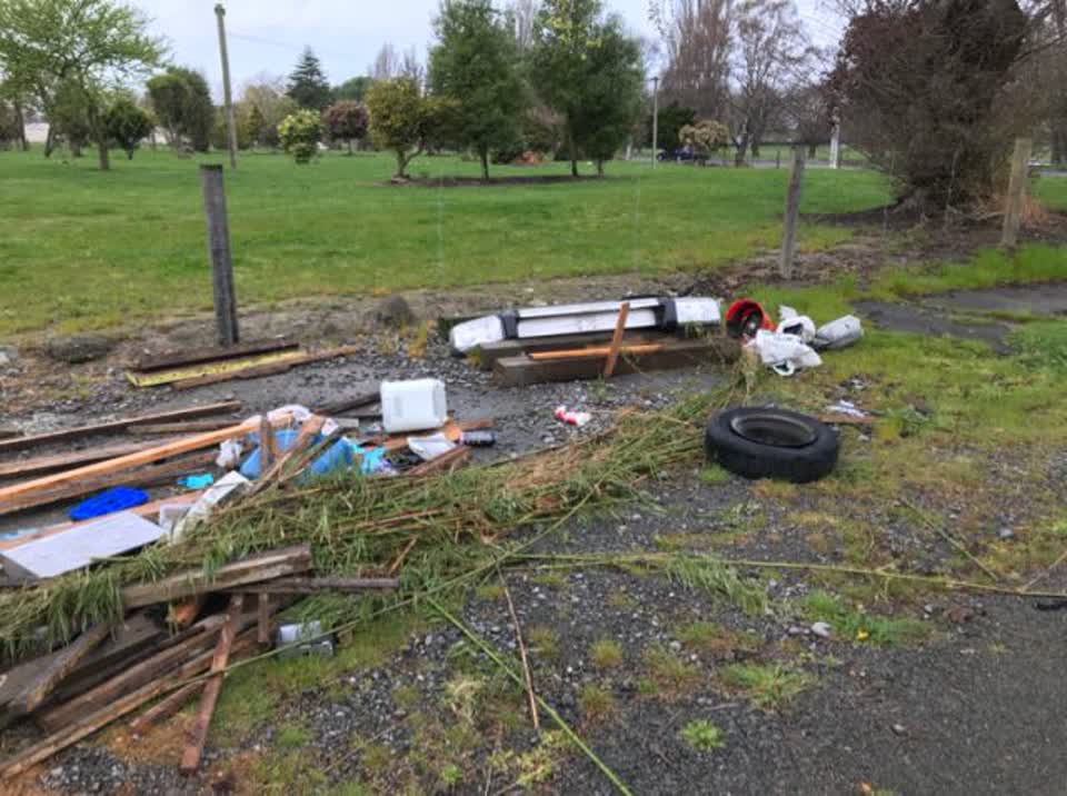 The photograph attached to this rubbish/recycling report