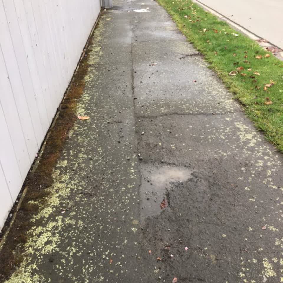 The photograph attached to this roading/streets report