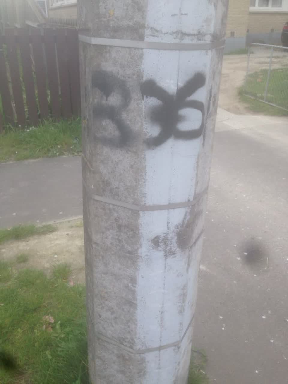 The photograph attached to this graffiti report