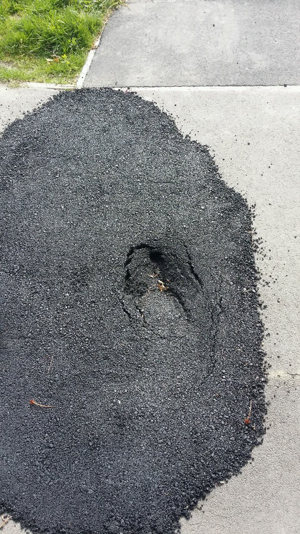 The photograph attached to this roading/streets report