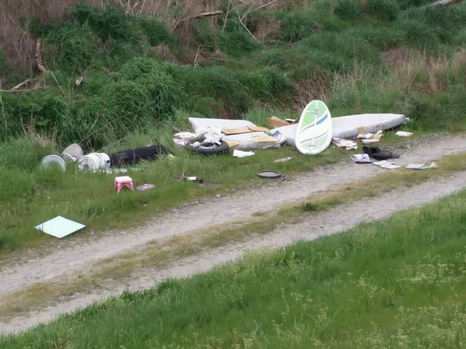 The photograph attached to this rubbish/recycling report