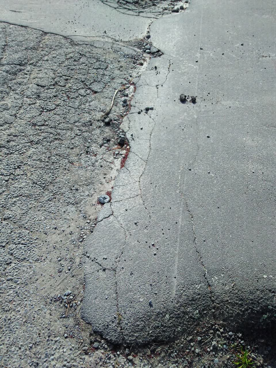 The photograph attached to this roading/streets report