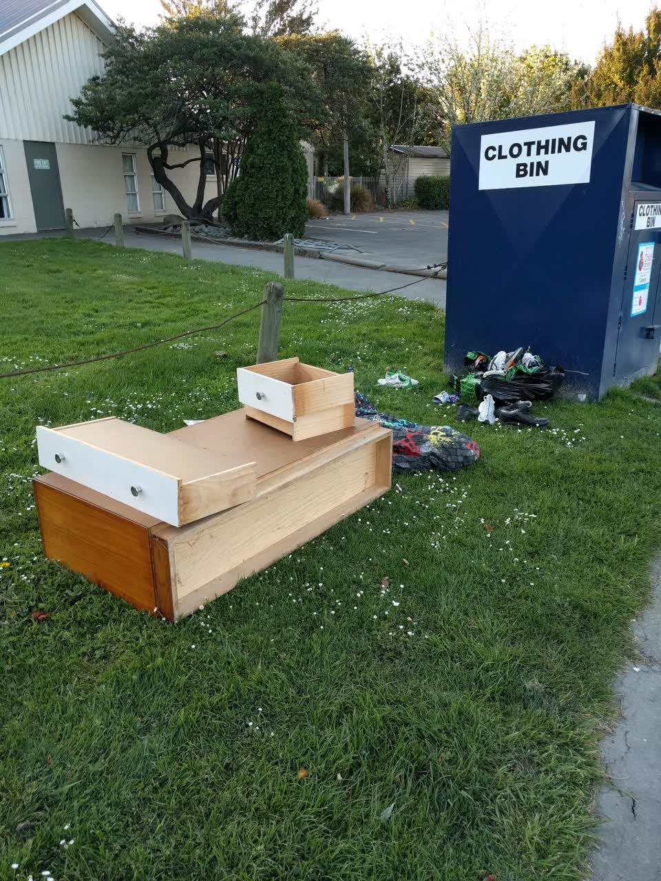 The photograph attached to this rubbish/recycling report