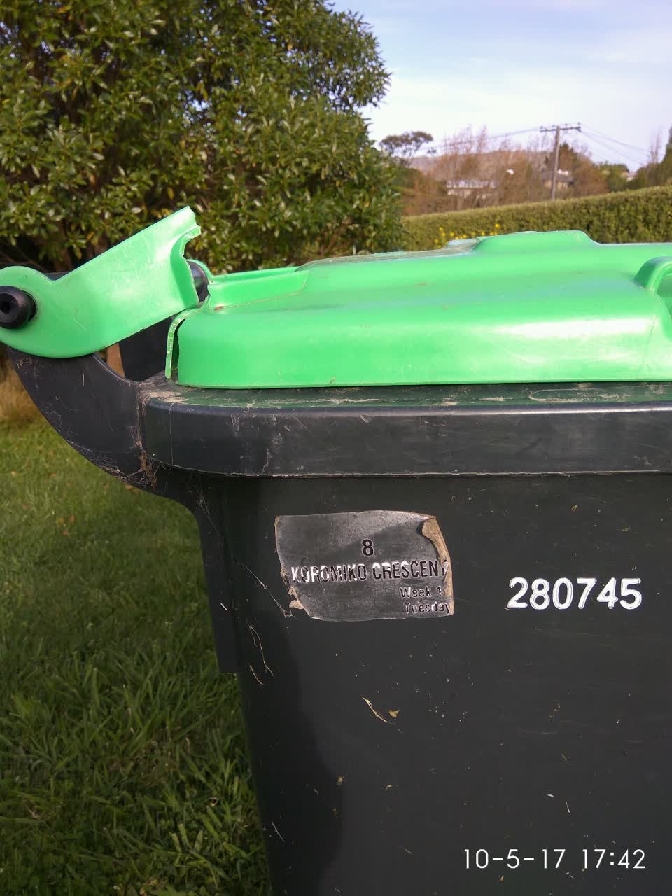 The photograph attached to this rubbish/recycling report