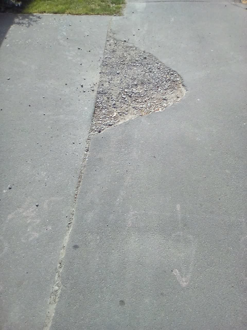 The photograph attached to this roading/streets report