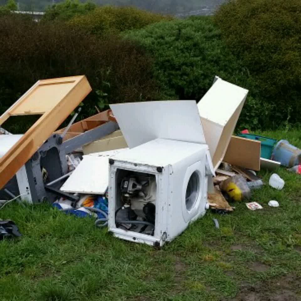 The photograph attached to this rubbish/recycling report