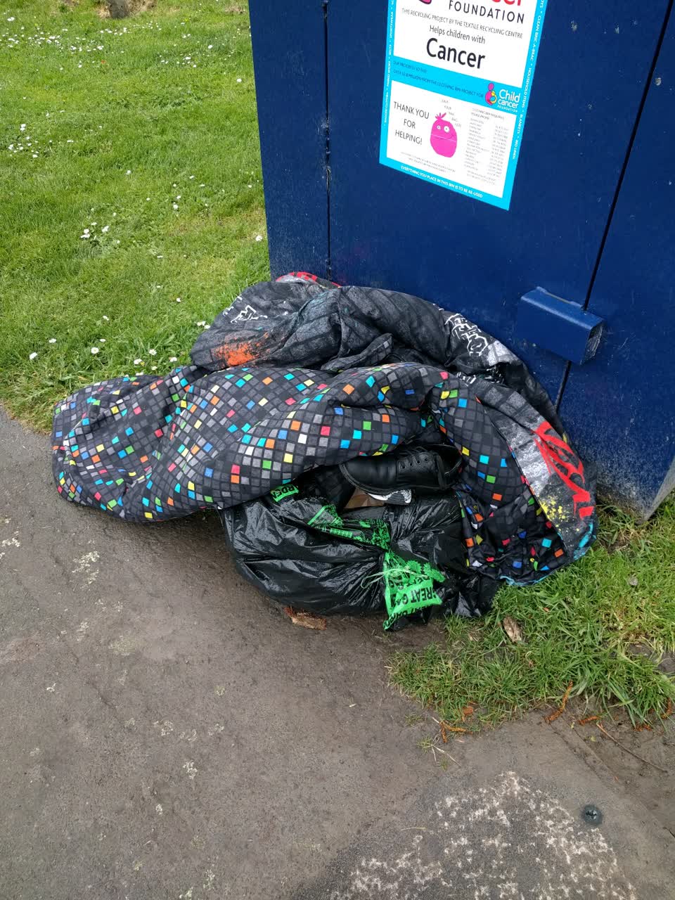 The photograph attached to this rubbish/recycling report