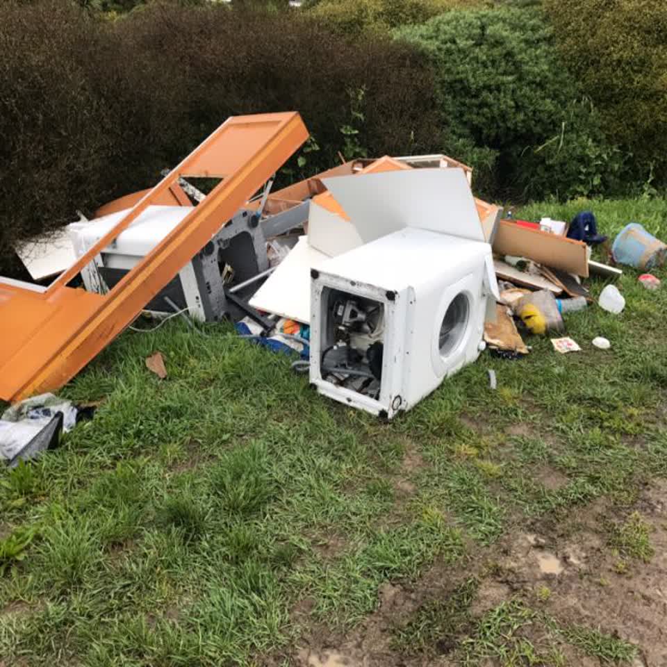 The photograph attached to this rubbish/recycling report