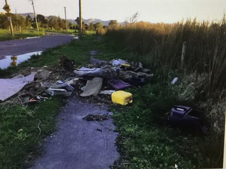 The photograph attached to this rubbish/recycling report