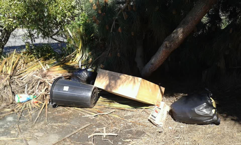The photograph attached to this rubbish/recycling report