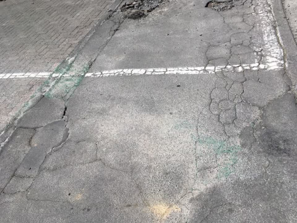 The photograph attached to this roading/streets report