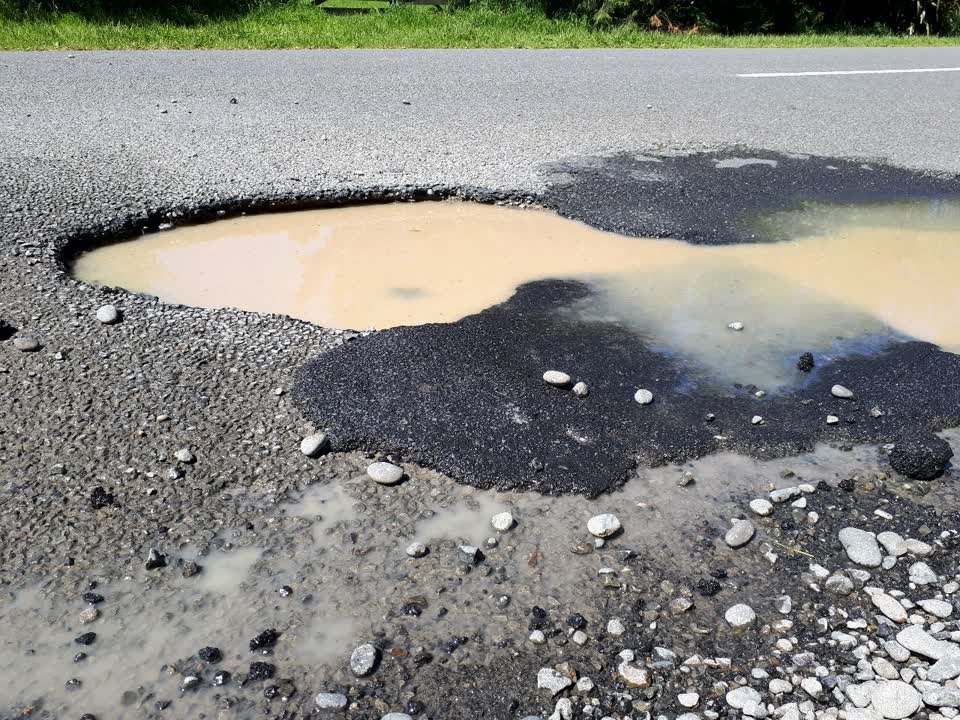The photograph attached to this roading/streets report