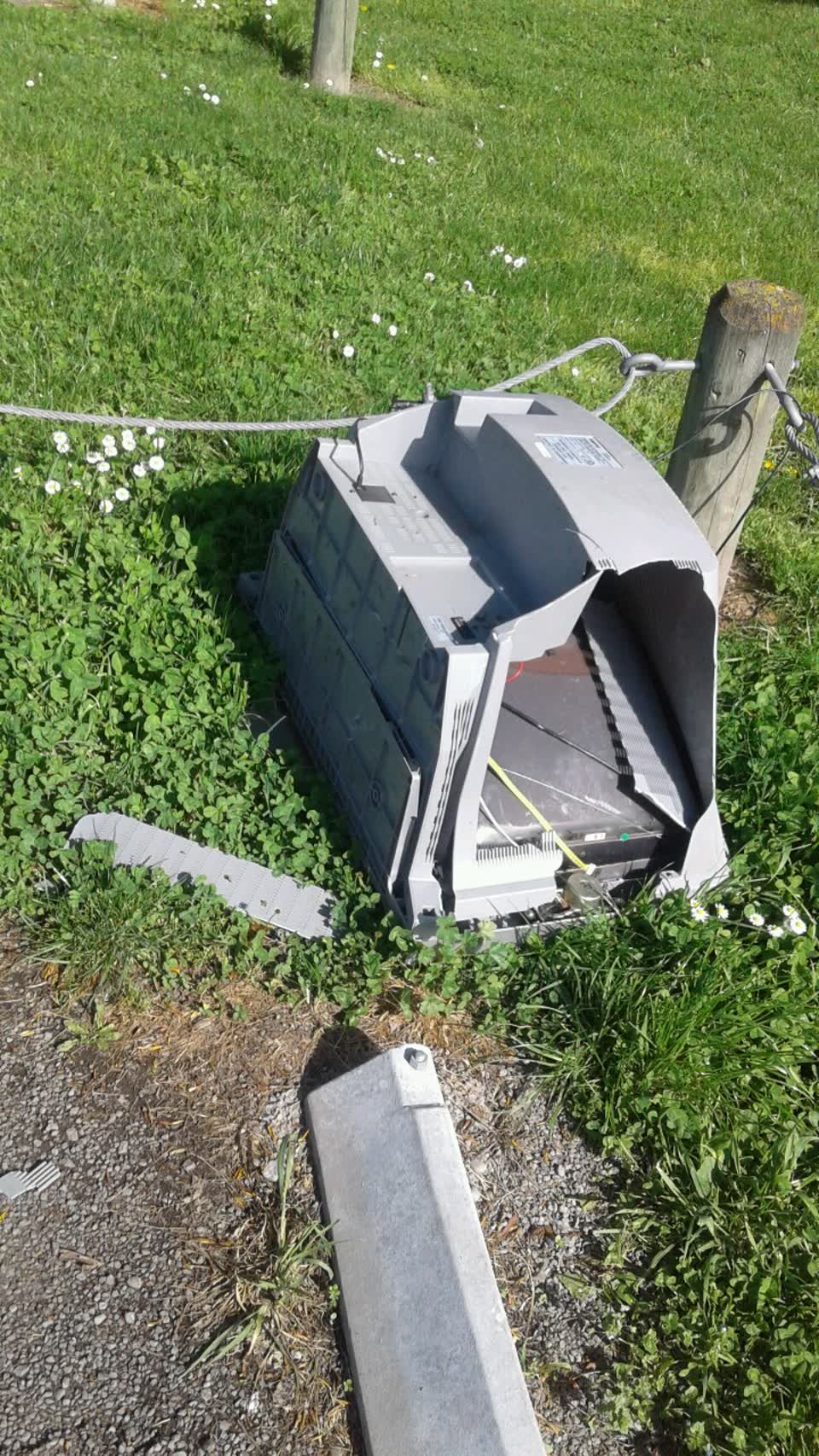 The photograph attached to this rubbish/recycling report