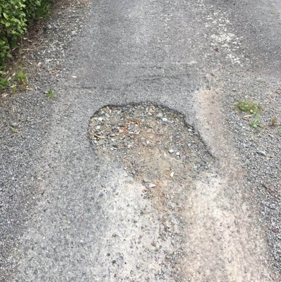 The photograph attached to this roading/streets report