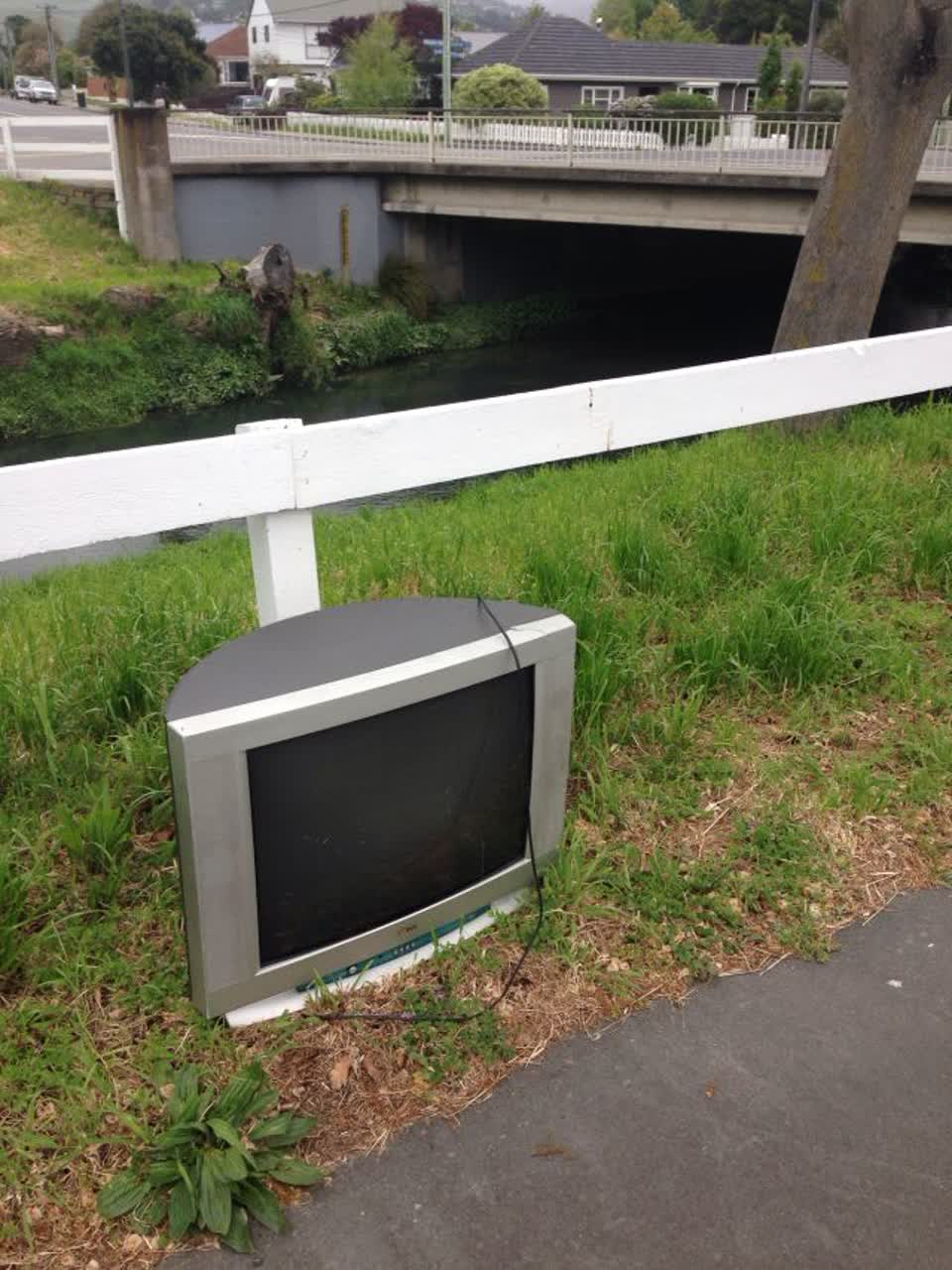 The photograph attached to this rubbish/recycling report