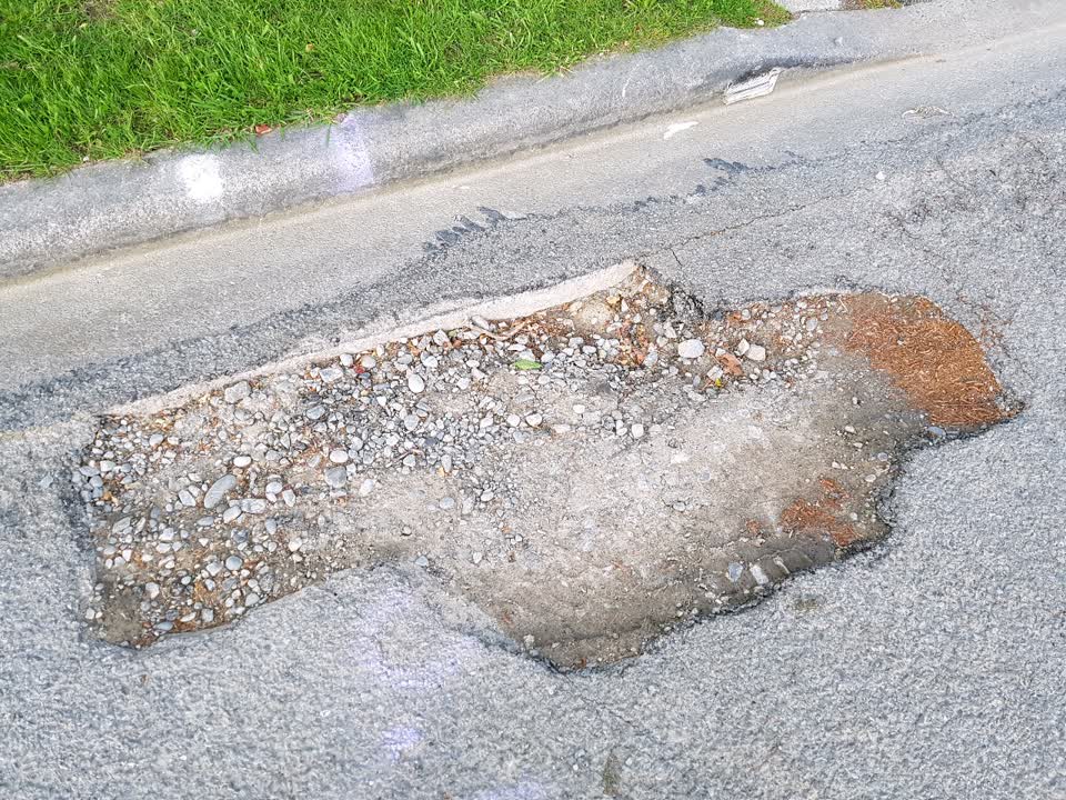 The photograph attached to this roading/streets report