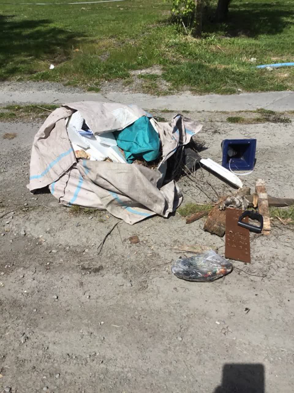 The photograph attached to this rubbish/recycling report