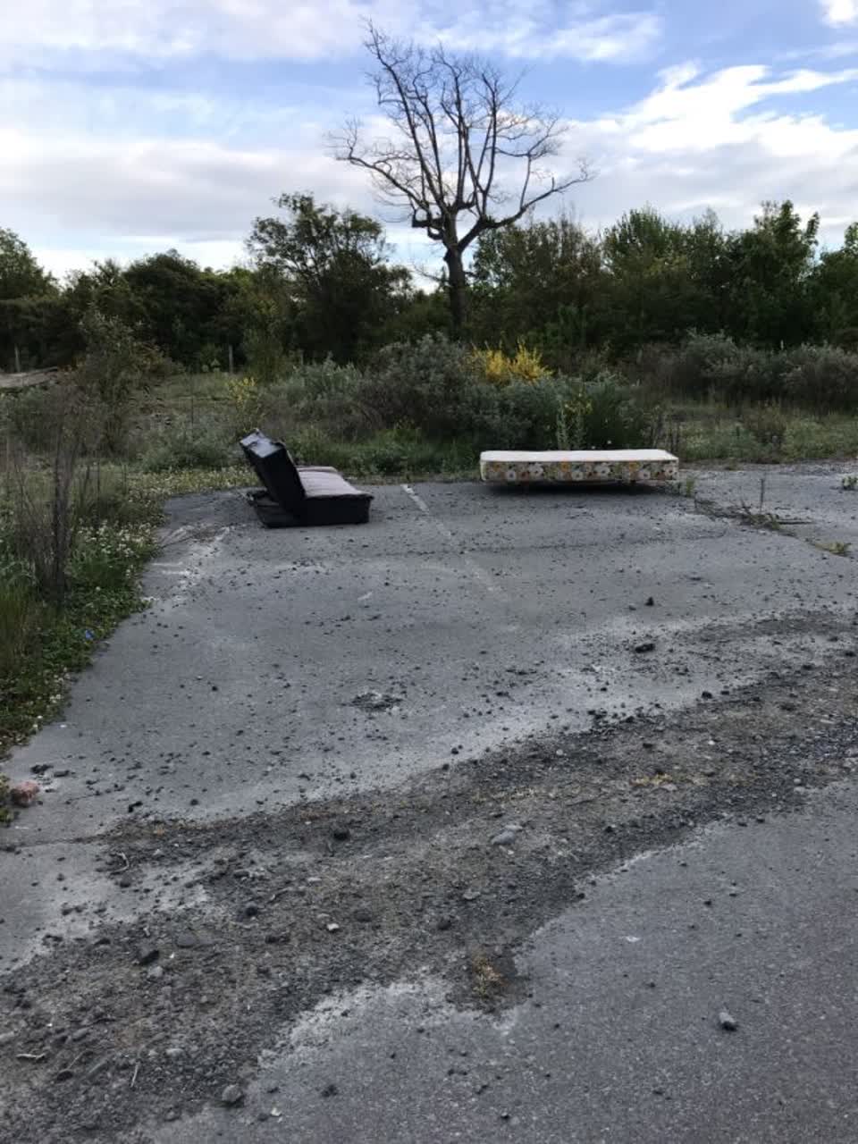 The photograph attached to this rubbish/recycling report