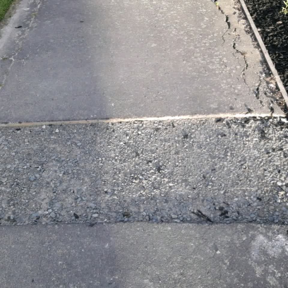 The photograph attached to this roading/streets report