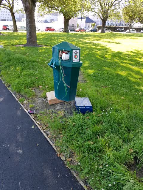 Rubbish/Recycling, a report photo