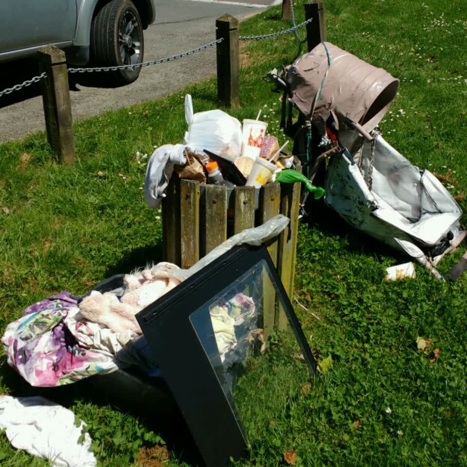 The photograph attached to this rubbish/recycling report