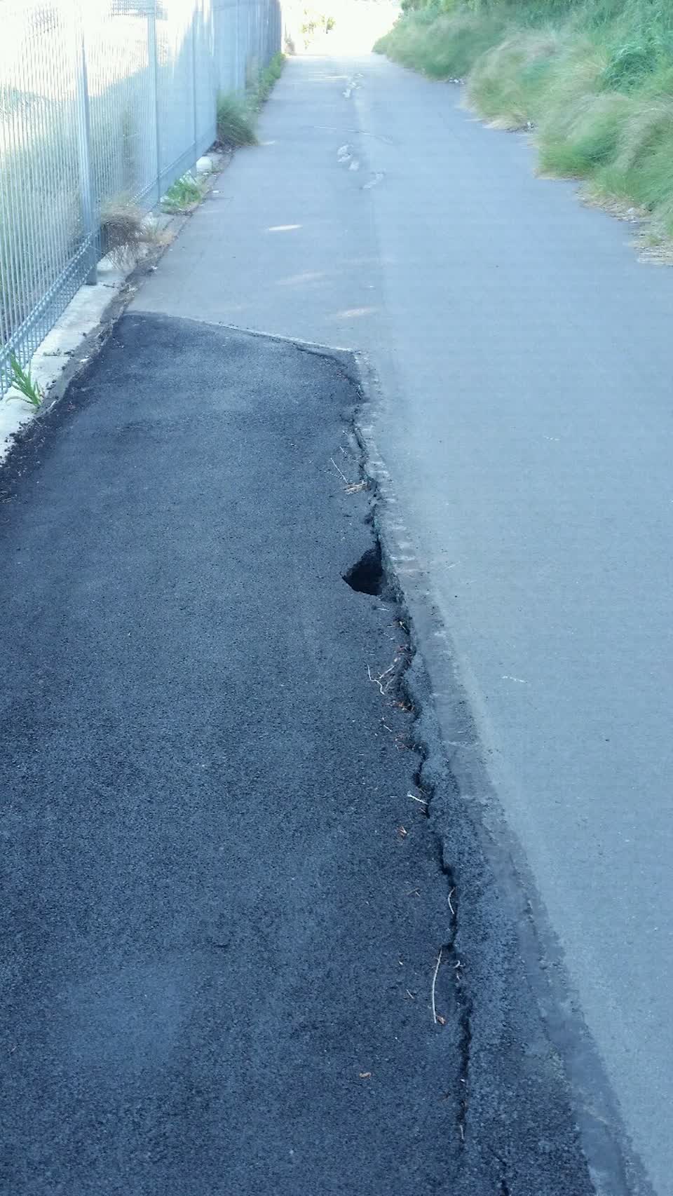 The photograph attached to this roading/streets report