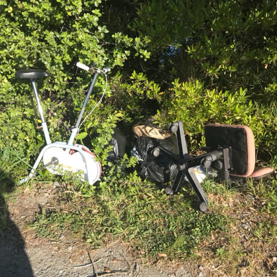 The photograph attached to this rubbish/recycling report