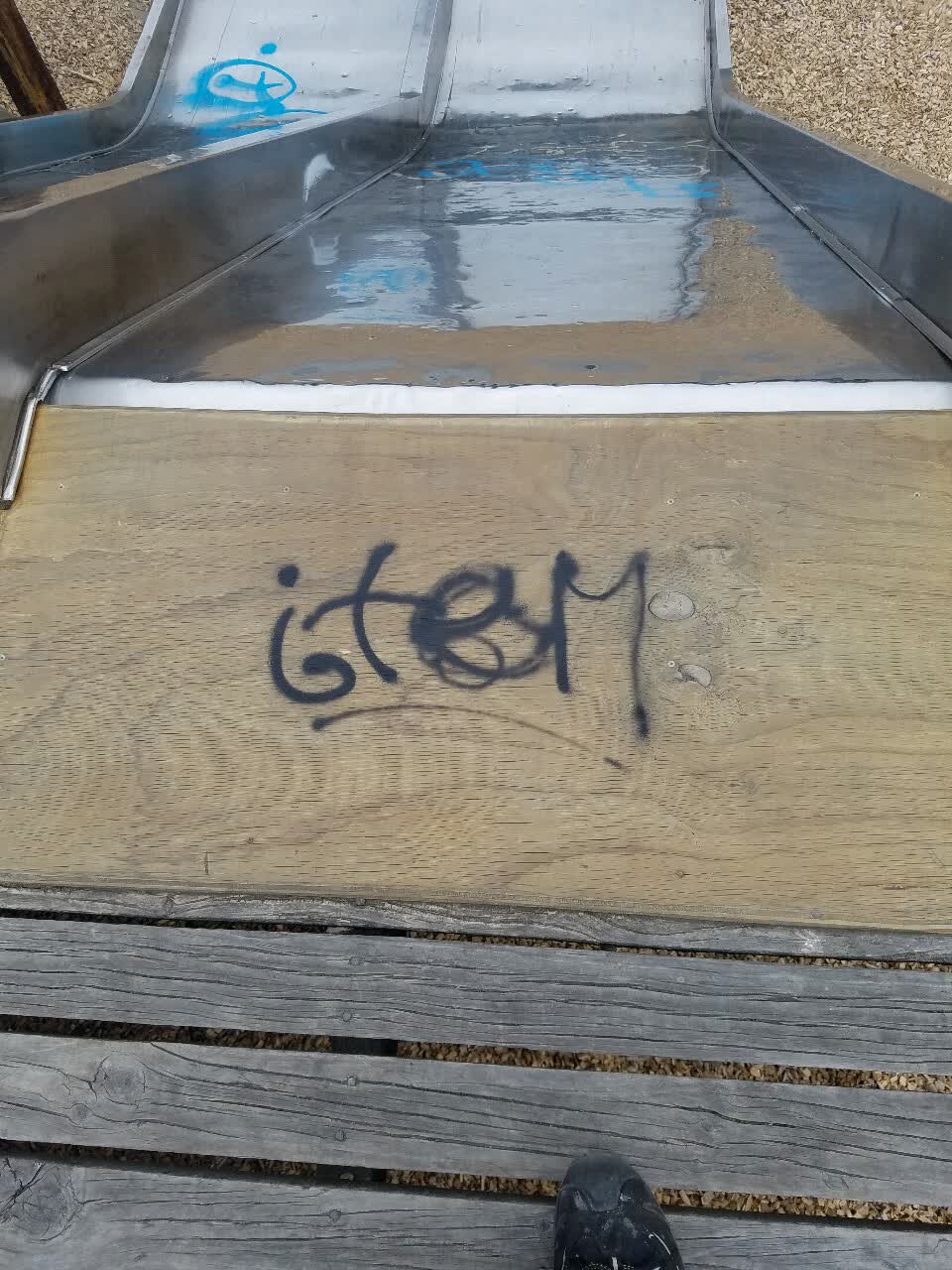 The photograph attached to this graffiti report