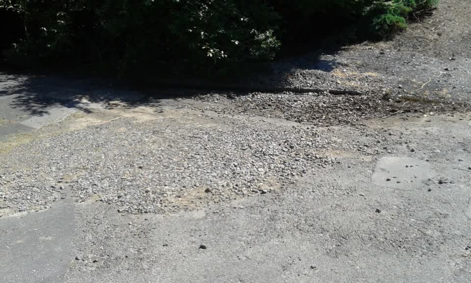 The photograph attached to this roading/streets report