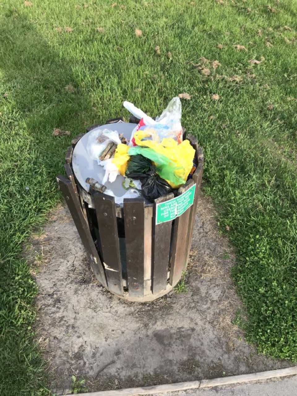 The photograph attached to this rubbish/recycling report